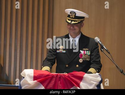 BANGOR, Washington (Okt. 25, 2016) Kapitän Jeffrey Bierley, von Birmingham, Alabama, liefert Erläuterungen bei einem Befehl Zeremonie für die Fast-Angriffs-U-Boot USS Seawolf (SSN 21). Während der Zeremonie, in Bangor Kapelle statt, Bierley drehte sich um Cmdr. Christopher George, aus Homedale, Idaho. Stockfoto