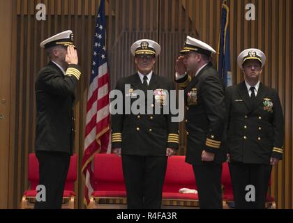 BANGOR, Washington (Okt. 25, 2016) Cmdr. Christopher George, rechts, aus Homedale, Idaho, lindert richtig Kapitän Jeffrey Bierley, von Birmingham, Alabama, bei einem Befehl Zeremonie für die Fast-Angriffs-U-Boot USS Seawolf (SSN 21). Seawolf, in Bremerton, Washington homeported, ist der erste von drei der Marine Seawolf-Klasse U-Boote, die schneller und leiser als ihre Los Angeles-Klasse Gegenstück. Stockfoto