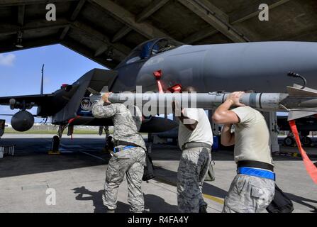 Waffen laden Mannschaft Mannschaft Mitglieder aus den 44 Aircraft Maintenance Unit eine AIM-9L/M Sidewinder Raketen während einer vierteljährlichen Waffen laden Wettbewerb Oktober 24, 2016, bei Kadena Air Base, Japan. Um für die Mannschaften konkurrieren zu können, müssen Sie sich während der monatlichen Kenntnisse lasten, die vierteljährlichen Auswertungen und täglichen Mission Leistung beweisen. Stockfoto