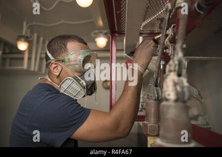 ARABIAN GULF (Okt. 2010) 25, 2016) Seaman Marwin Robinson, von Wagener, S.C., malt eine CO2 und Halon festes System Zylinder Station in einem Lagerraum an Bord der Flugzeugträger USS Dwight D. Eisenhower (CVN 69) (IKE). Ike und Ihre Carrier Strike Group sind zur Unterstützung der Operation inhärenten Lösen, Maritime Security Operations und Theater Sicherheit Zusammenarbeit in den USA 5 Flotte Bereich der Operationen eingesetzt. Stockfoto