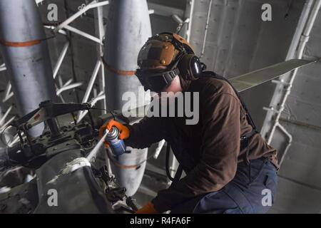 ARABIAN GULF (Okt. 2010) 25, 2016) Seaman Alex Spishak-Mehalich, reinigt die Heckrotorblätter eines MH-60S Sea Hawk Hubschrauber zu den staubigen Hunde der Hubschrauber Meer Combat Squadron (HSC) 7 zugeordnet im Hangar Bay die Flugzeugträger USS Dwight D. Eisenhower (CVN 69) (IKE). Ike und seine Ca Streik rrier Gruppe sind zur Unterstützung der Operation inhärenten Lösen, Maritime Security Operations und Theater Sicherheit Zusammenarbeit in den USA 5 Flotte Bereich der Operationen eingesetzt. Stockfoto