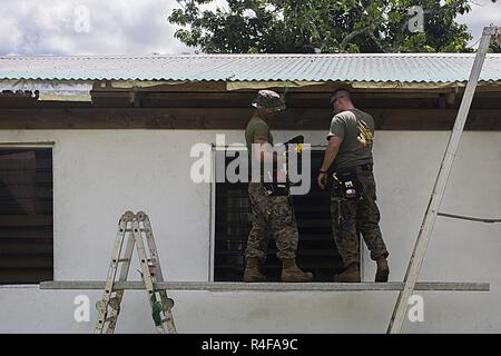 Us Marine Cpl. Ryan Heuerman, Combat engineer mit Combat Engineer Platoon, und Cpl. David Nygaard, armory Chief mit Hauptsitz Unternehmen, beide mit Task Force Koa Moana 16-4, Reparatur an der Seite einer lokalen Klinik während ein Ingenieur der zivilen Hilfe Projekt in Port Vila, Vanuatu, Okt. 25, 2016. Marines teamed oben mit dem Vanuatu Mobilität tritt der Klinik zu renovieren, nachdem es durch den Zyklon Pam im vergangenen Jahr abgebaut wurde. Die Koa Moana Übung versucht, Senior Leader Engagements zwischen Alliierten und Partner Nationen im Pazifik mit einem kollektiven Interesse an Beziehungen und wichtige Aspekte zu besprechen o Verbessern Stockfoto