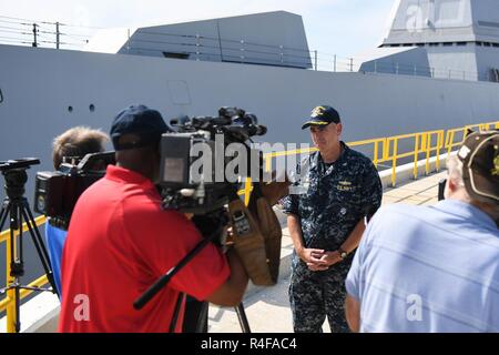 JACKSONVILLE, Fla. (19. Oktober 2016) Kapitän James Kirk, kommandierender Offizier der USS Zumwalt (DDG 1000), spricht mit den lokalen Medien auf einem Pier am Naval Station Mayport. Mit Crew von 147 Segler, Zumwalt ist das Typschiff einer Klasse von Zerstörern der nächsten Generation konzipiert Seemacht, indem Sie kritische Missionen und die Verbesserung der US-Abschreckung, die Projektion und das Meer steuern Ziele zu stärken. Stockfoto