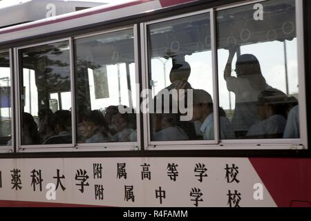 Studenten aus Showa Yakka High School Welle wie Sie Oktober 25, 2016, auf Kubasaki High School auf Camp Foster, Okinawa, Japan. Die Kubasaki lernen die Teilnehmer die Showa Yakka Mitte November besuchen - den Austausch fortzusetzen. Stockfoto