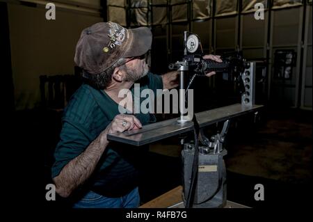 Donald K. Henry, einem US-amerikanischen zivilen zugeordnet Training Support Aktivität Europa (TSAE), Schulung Support Center Ansbach, Durchführung von Waffen Wartung von der Army Airfield Katterbach Motivationsfähigkeiten Trainer 2000 in Bayern, Deutschland, 24.Oktober 2016. Die einbindungsfähigkeit Trainer (EST) 2000 ist ein Indoor-, Mehrzweck-, Multi-lane, Kleinwaffen, Crew - Serviert und einzelnen Anti-tank Simulator, Munition, Ressourcen und Zeit und Kosten spart und von Gruppe. Das System simuliert Waffen Schulungen, die zu Leben Feuer Einzelnen oder der Mannschaft Waffe Qualifikation führen. TSC-Ansbach ist responsib Stockfoto