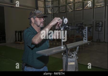 Donald K. Henry, einem US-amerikanischen zivilen zugeordnet Training Support Aktivität Europa (TSAE), Schulung Support Center Ansbach, Durchführung von Waffen Wartung von der Army Airfield Katterbach Motivationsfähigkeiten Trainer 2000 in Bayern, Deutschland, 24.Oktober 2016. Die einbindungsfähigkeit Trainer (EST) 2000 ist ein Indoor-, Mehrzweck-, Multi-lane, Kleinwaffen, Crew - Serviert und einzelnen Anti-tank Simulator, Munition, Ressourcen und Zeit und Kosten spart und von Gruppe. Das System simuliert Waffen Schulungen, die zu Leben Feuer Einzelnen oder der Mannschaft Waffe Qualifikation führen. TSC-Ansbach ist responsib Stockfoto