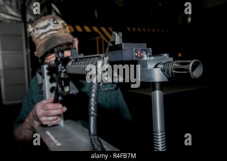 Donald K. Henry, einem US-amerikanischen zivilen zugeordnet Training Support Aktivität Europa (TSAE), Schulung Support Center Ansbach, Durchführung von Waffen Wartung von der Army Airfield Katterbach Motivationsfähigkeiten Trainer 2000 in Bayern, Deutschland, 24.Oktober 2016. Die einbindungsfähigkeit Trainer (EST) 2000 ist ein Indoor-, Mehrzweck-, Multi-lane, Kleinwaffen, Crew - Serviert und einzelnen Anti-tank Simulator, Munition, Ressourcen und Zeit und Kosten spart und von Gruppe. Das System simuliert Waffen Schulungen, die zu Leben Feuer Einzelnen oder der Mannschaft Waffe Qualifikation führen. TSC-Ansbach ist responsib Stockfoto