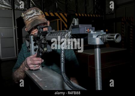 Donald K. Henry, einem US-amerikanischen zivilen zugeordnet Training Support Aktivität Europa (TSAE), Schulung Support Center Ansbach, Durchführung von Waffen Wartung von der Army Airfield Katterbach Motivationsfähigkeiten Trainer 2000 in Bayern, Deutschland, 24.Oktober 2016. Die einbindungsfähigkeit Trainer (EST) 2000 ist ein Indoor-, Mehrzweck-, Multi-lane, Kleinwaffen, Crew - Serviert und einzelnen Anti-tank Simulator, Munition, Ressourcen und Zeit und Kosten spart und von Gruppe. Das System simuliert Waffen Schulungen, die zu Leben Feuer Einzelnen oder der Mannschaft Waffe Qualifikation führen. TSC-Ansbach ist responsib Stockfoto