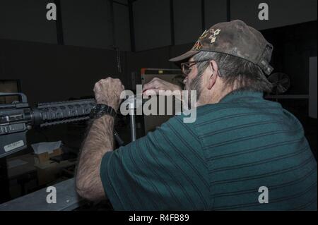 Donald K. Henry, einem US-amerikanischen zivilen zugeordnet Training Support Aktivität Europa (TSAE), Schulung Support Center Ansbach, Durchführung von Waffen Wartung von der Army Airfield Katterbach Motivationsfähigkeiten Trainer 2000 in Bayern, Deutschland, 24.Oktober 2016. Die einbindungsfähigkeit Trainer (EST) 2000 ist ein Indoor-, Mehrzweck-, Multi-lane, Kleinwaffen, Crew - Serviert und einzelnen Anti-tank Simulator, Munition, Ressourcen und Zeit und Kosten spart und von Gruppe. Das System simuliert Waffen Schulungen, die zu Leben Feuer Einzelnen oder der Mannschaft Waffe Qualifikation führen. TSC-Ansbach ist responsib Stockfoto