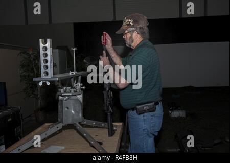 Donald K. Henry, einem US-amerikanischen zivilen zugeordnet Training Support Aktivität Europa (TSAE), Schulung Support Center Ansbach, Durchführung von Waffen Wartung von der Army Airfield Katterbach Motivationsfähigkeiten Trainer 2000 in Bayern, Deutschland, 24.Oktober 2016. Die einbindungsfähigkeit Trainer (EST) 2000 ist ein Indoor-, Mehrzweck-, Multi-lane, Kleinwaffen, Crew - Serviert und einzelnen Anti-tank Simulator, Munition, Ressourcen und Zeit und Kosten spart und von Gruppe. Das System simuliert Waffen Schulungen, die zu Leben Feuer Einzelnen oder der Mannschaft Waffe Qualifikation führen. TSC-Ansbach ist responsib Stockfoto