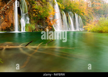 Herbst Farben und Wasserfälle von Plitvice Nationalpark Stockfoto