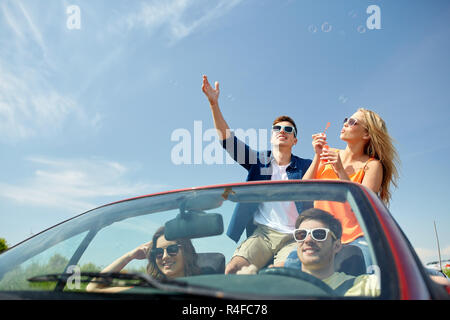 Freunde fahren im Auto und Seifenblasen Stockfoto