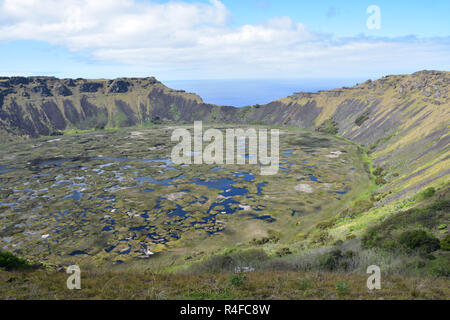 Rano Kau, einem vulkanischen Krater mit einem Süßwassersee, Osterinsel Stockfoto