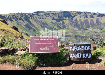 Rano Kau, einem vulkanischen Krater mit einem Süßwassersee, Osterinsel Stockfoto