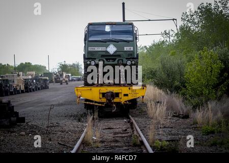 68 Soldaten aus 50 der New Jersey Army National Guard Infanterie Brigade Combat Team geladen mehr als 170 taktische Fahrzeuge auf die Schiene Autos in Morrisville Yard in Morrisville, N.J., 2. Mai 2017. Insgesamt 700 Fahrzeuge und Anhänger sind zum Fort Pickett, Va., für EXPORTIERBARE der Army National Guard Kampftraining Fähigkeit Übung 17-01 geleitet. Stockfoto