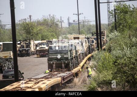 68 Soldaten aus 50 der New Jersey Army National Guard Infanterie Brigade Combat Team geladen mehr als 170 taktische Fahrzeuge auf die Schiene Autos in Morrisville Yard in Morrisville, N.J., 2. Mai 2017. Insgesamt 700 Fahrzeuge und Anhänger sind zum Fort Pickett, Va., für EXPORTIERBARE der Army National Guard Kampftraining Fähigkeit Übung 17-01 geleitet. Stockfoto