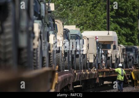 68 Soldaten aus 50 der New Jersey Army National Guard Infanterie Brigade Combat Team geladen mehr als 170 taktische Fahrzeuge auf die Schiene Autos in Morrisville Yard in Morrisville, N.J., 2. Mai 2017. Insgesamt 700 Fahrzeuge und Anhänger sind zum Fort Pickett, Va., für EXPORTIERBARE der Army National Guard Kampftraining Fähigkeit Übung 17-01 geleitet. Stockfoto