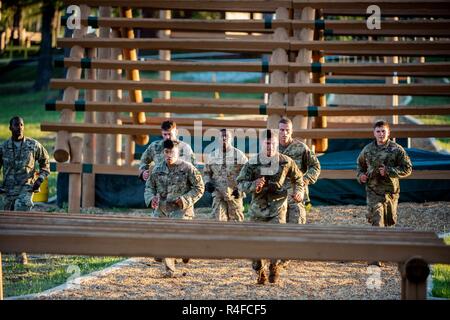 (FORT Benning, Ga) - Der Scout Gruppe, 2-14 Cav, 25 Infanterie Division Ansatz ein Hindernis bei der gainey Cup 2017 Beste Scout Gruppe Wettbewerb vor der Durchführung der Gruppe Stress Schießen am 2. Mai 2017, Simpson auf Main Post. Die biennale Gainey Cup Wettbewerb soll die kompetenten und vielseitigen Scout Gruppe in der US-Streitkräfte zu identifizieren und partnering Verbündeten durch eine extrem schwierige Wettbewerb auf die wesentlichen Aufklärung und Sicherheit Aufgaben und Fähigkeiten zentriert. Stockfoto