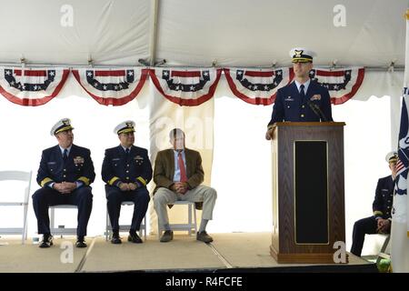 Coast Guard Captain, Thomas C. Remmers, liefert seinen Erläuterungen während der Offshore Patrol Cutter Stand-up-Zeremonie in Panama City, Florida, 3. Mai 2017. Kapitän Remmers ist der OPC-Programm ersten kommandierenden Offizier. Us-Küstenwache Stockfoto