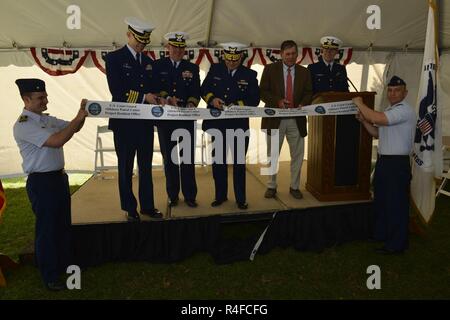 Coast Guard Admiral, Michael J. Haycock, Kapitän Thomas Remmers, Kapitän Scott Keister und Brian D'Adda schnitt die zeremoniellen Ribbon während der Offshore Patrol Cutter Stand-up-Zeremonie in Panama City, Florida, 3. Mai 2017. Us-Küstenwache Stockfoto