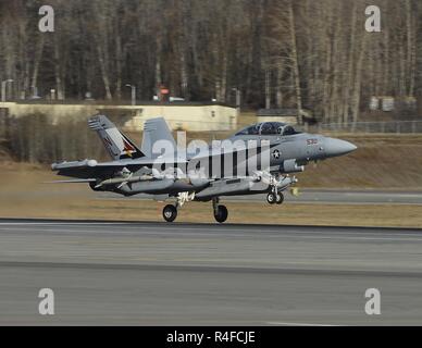 Gemeinsame Basis ELMENDORF - Richardson, Alaska - ein U.S. Navy EA-18G Growler nimmt während der Übung nördlichen Rand 17, 3. Mai 2017. Nördlichen Rand 2017 ist Alaska's Premier gemeinsame Ausbildung Übung darauf ausgerichtet, den Betrieb, Techniken und Verfahren sowie zur Praxis wie Interoperabilität zwischen den Diensten zu verbessern. Tausende von Teilnehmern aus allen Diensten, Flieger, Soldaten, Seemänner, Marinesoldaten und Küstenwache aus dem aktiven Dienst, Reserve und der National Guard Einheiten beteiligt sind. Stockfoto