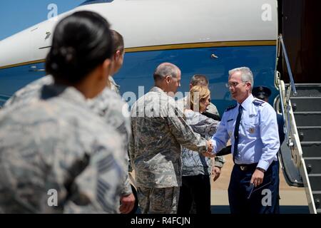 Gen. Robin Rand, Kommandant der Luftwaffe Global Strike Command, und Generalmajor Thomas Bussiere, Eighth Air Force Commander, grüßen Gen. Paul J. Selva, der stellvertretende Vorsitzende des Generalstabs, bei der Ankunft in Barksdale Air Force Base, La., 1. Mai 2017. Wolkenstein's Besuch in Barksdale war Teil einer nuklearen Enterprise immersion Tour. Barksdale von Führungskräften mit Wolkenstein die Rolle Barksdale im nuklearen Unternehmen und in den USA Abschreckung Mission spielt diskutiert und gemeinsame jüngsten Leistungen der Einheiten in Barksdale und innerhalb der Global Strike.. Stockfoto
