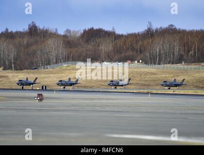 Gemeinsame Basis ELMENDORF - Richardson, Alaska - Vier US Marine Corps F-35B Blitz IIs-Linie, die von der Start- und Landebahn für ein Training Mission Mai 3, 2017. Nördlichen Rand 2017 ist Alaska's Premiere gemeinsame Ausbildung Übung darauf ausgerichtet, den Betrieb, die Techniken üben und Verfahren sowie die Interoperabilität der Dienste zu verbessern. Tausende von Teilnehmern aus allen Dienstleistungen; Flieger, Soldaten, Seemänner, Marinesoldaten und Küstenwache Personal aus dem aktiven Dienst, Reserve und der National Guard Einheiten, beteiligt sind. Stockfoto