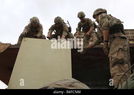 Us-Armee Fallschirmjäger, eingesetzt zur Unterstützung von Combined Joint Task Force-Operation inhärenten Lösen, Bewegen liefert, wie Sie eine Montage in der Nähe von Mossul, Irak, 1. Mai 2017 eingestellt. Die Fallschirmjäger, C Unternehmen zugewiesen sind, 2.BATAILLON, 325 Airborne Infanterie Regiment, 2nd Brigade Combat Team, 82nd Airborne Division, aktivieren die irakischen Sicherheitskräfte durch den beraten und unterstützen die Mission, die die Planung, Erfassung und Analyse von Intelligenz, Kraft und Präzision Brände die militärische Niederlage der ISIS zu groß. CJTF-OIR ist die globale Koalition zu besiegen ISIS im Irak und in Syrien. Stockfoto