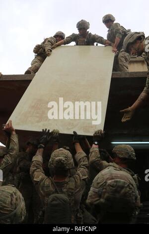 Us-Armee Fallschirmjäger, eingesetzt zur Unterstützung von Combined Joint Task Force-Operation inhärenten Lösen, Bewegen liefert, wie Sie eine Montage in der Nähe von Mossul, Irak, 1. Mai 2017 eingestellt. Die Fallschirmjäger, C Unternehmen zugewiesen sind, 2.BATAILLON, 325 Airborne Infanterie Regiment, 2nd Brigade Combat Team, 82nd Airborne Division, aktivieren die irakischen Sicherheitskräfte durch den beraten und unterstützen die Mission, die die Planung, Erfassung und Analyse von Intelligenz, Kraft und Präzision Brände die militärische Niederlage der ISIS zu groß. CJTF-OIR ist die globale Koalition zu besiegen ISIS im Irak und in Syrien. Stockfoto