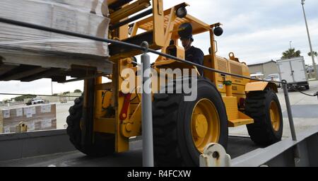 MAYPORT, Fla (2. Mai 2017) - Fachkraft für Lagerlogistik Seaman Justin M. Thomas Transporte speichert auf die Amphibisches Schiff USS Iwo Jima (LHD7). Iwo Jima führt derzeit eine geplante Wartung Verfügbarkeit. Stockfoto