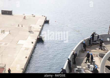 Die SOUDA BUCHT, Griechenland (1. Mai 2017) Segler, die mit dem San Antonio zugeordnet - Klasse amphibious Transport dock Schiff USS Mesa Verde (LPD 19) werfen Linien zum Pier, während Festmachen an der Bucht von Souda, Griechenland, für eine geplante Hafen besuch Mai 1, 2017. Das Schiff ist mit der bataan Amphibious Ready Gruppe implementiert Maritime Security Operations und Theater Sicherheit Zusammenarbeit in den USA 6 Flotte Bereich der Aktivitäten zu unterstützen. Stockfoto