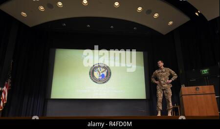 (2. Mai 2017) der Armee von General Joseph L. Votel, Commander, U.S. Central Command (CENTCOM), U.S. Naval War College Studenten, Mitarbeiter und Dozenten mit einem Überblick über das CENTCOM Theater bei einem Besuch in der Hochschule. Stockfoto