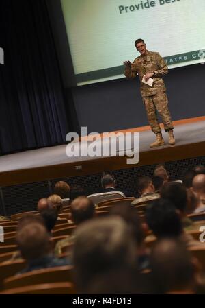 (2. Mai 2017) der Armee von General Joseph L. Votel, Commander, U.S. Central Command (CENTCOM), U.S. Naval War College Studenten, Mitarbeiter und Dozenten mit einem Überblick über das CENTCOM Theater bei einem Besuch in der Hochschule. Stockfoto