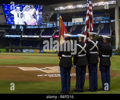 MIAMI (2. Mai 2017) Marines an II Marine Expeditionary Force (II MEF) Parade die Farben während der militärischen Anerkennung Nacht auf Marlins Park als Teil der 27. jährlichen Flotte Woche Port Everglades. Flotte Woche Port Everglades stellt eine Gelegenheit für die Bürger von Südflorida zu Zeugen aus erster Hand von den neuesten Funktionen der heutigen maritimen Dienstleistungen und ein besseres Verständnis davon, wie das Meer Dienstleistungen der nationalen Verteidigung der Vereinigten Staaten Unterstützung erhalten. Stockfoto