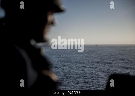 Pazifik (2. Mai 2017) Gunners Mate Seemann Nathaniel Carnley, ein Houston native, zugeordnet zu den Operationen Abteilung der Amphibischen dock Landung Schiff USS Pearl Harbor (LSD 52), steht sie bei einer routinemässigen Transit vor der Küste des Südlichen CaliforniaSouthern Kalifornien Präsenz Operationen Transit (SPO-T) auf dem Vorschiff. 1.800 Seeleute und 2.600 Marines, die Amerika Amphibious Ready Group (ARG) und dem 15 Marine Expeditionary Unit (MEU) derzeit eine zusammengesetzte Einheit Training Übung (COMPTUEX) vor der Küste von Südkalifornien in der Vorbereitung für die Stockfoto