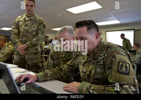 Sgt. Charles Apperti, US Army Reserve Informationen Technologie-Spezialist zugewiesen, die Army Reserve Cyber Operations Group, Western Cyber Protection Center aus Camp Parks, Ca. zeigt Oberst Michael D. Smith, Commander für die Army Reserve Cyber Operations Group aus Adelphi, Maryland, seine Arbeit während der Cyber Schild 17 in Camp Williams, Utah, 2. Mai 2017. Cyber-Shield ist eine Nationalgarde Übung in Zusammenarbeit mit der US Army Reserve, die Soldaten, Soldaten und Zivilisten aus über 44 Staaten und Territorien die Möglichkeit bietet, ihre Fähigkeiten zu testen, als Reaktion auf Netzstörungen in einer Multi- Stockfoto