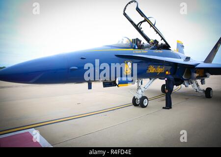 BOSSIER CITY, La-(3. Mai 2017) Navy Flight Demonstration Team, der "Blaue Engel", #7 Pilot Leutnant Brandon Hempler und Bossier City Sheriff Detective Mike Lombardino bereite vor der Detektiv backseat Fahrt Mittwoch, 3. Mai, in Barksdale Air Force Base. Lombardino war unter einer Handvoll "wichtigen Einflussnehmern" für die seltene Ehre vor 2017 Verteidiger der Freiheit Air Show 5. bis 7. Mai geplanten ausgewählt. Der Blaue Engel als Darsteller für die erwarteten 120.000 Zuschauer dienen. Der Blaue Engel sind auf die Vertretung der Navy und Marine Corps" Stolz und professionalis gewidmet Stockfoto