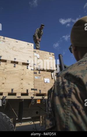 Us Marine Corps Cpl. Mohammed Hussain und Lance Cpl. Rodney Raber, Kfz-Betreiber mit 2 Transportstütze Bataillon, Kisten auf einem Lkw während strategische Mobilität Übung 17 (STRATMOBEX) in der Nähe von Stjordal, Norwegen, 2. Mai 2017. STRATMOBEX ist ein Logistik-basierte Übung für die Vorbereitung und die Bewegung der Ausrüstung aus Höhle Seiten des Marine Corps der Grobeinstellung Programm in Norwegen. Stockfoto