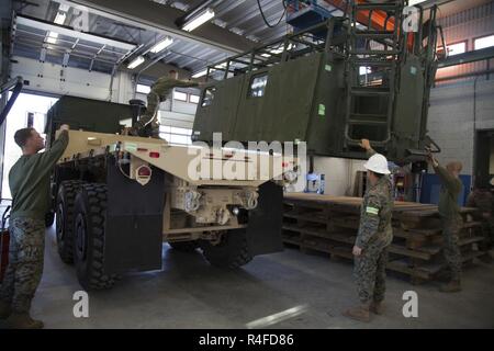 Us-Marines mit 2. Transport Support Bataillons, Bekämpfung der Logistik Regiment 2, 2 Marine Logistics Group, installieren Sie ein gürteltier auf ein Medium Tactical Vehicle Austausch während strategische Mobilität Übung 17 (STRATMOBEX) in Frigaard, Norwegen, 3. Mai 2017. STRATMOBEX ausgebildete Marines auf logistische Operationen mit Höhlen des Marine Corps Vorpositionierung Programm Norwegen (MCPP-N). MCPP-N ist entscheidend für unsere Bereitschaft, in der Region. Stockfoto