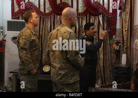 Us-Armee Kapitän Matthew Bosworth (links) und die US-amerikanische Armee Oberstleutnant John Hawbaker, eingesetzt zur Unterstützung von Combined Joint Task Force-Operation inhärenten Lösen, hören Sie einen kurzen von einem irakischen Bundespolizei Commander während ein wichtiger Führer Engagement in der Nähe von Mossul, Irak, 1. Mai 2017. Bosworth und Hawbaker, sowohl für die 1. Staffel zugewiesen, 73 Cavalry Regiment, 2nd Brigade Combat Team, 82nd Airborne Division, die Unterstützung der irakischen Sicherheitskräfte, die Partner durch den beraten und unterstützen die Mission, die die Planung, Erfassung und Analyse von Intelligenz, Kraft und Präzision zu erreichen Brände die milit Stockfoto