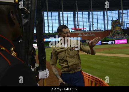 MIAMI, Fla.---- Staff Sgt. Jeremy R. Plympton bietet last minute Coaching in der Color Guard vor Ihrer Leistung während der Marlins versus Strahlen baseball spiel bei den Marlins Stadion Mai 2, 2017. Die Color Guard sofern die Farben im Rahmen der 27. jährlichen Flotte Woche Port Everglades. Whiston, einer von mehr als 100 Marines in der Flotte Woche teilnehmen, ist der Waffen Platoon Sergeant für India Company, 3.BATAILLON, 2. Marine Regiment. Stockfoto