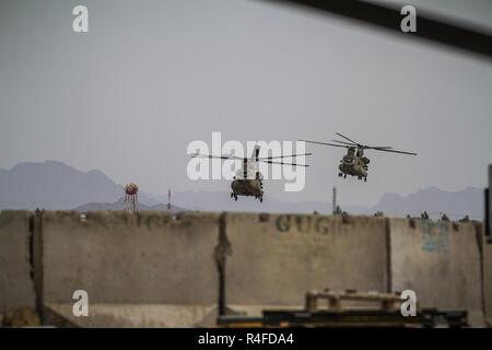 US Army CH-47 Chinook Helikopter-Piloten, die Task Force Warhawk, 16. Combat Aviation Brigade, 7. US-Infanteriedivision Rückkehr von einer Mission auf Kandahar Flugplatz, Afghanistan, 1. Mai 2017 zugewiesen. Die Warhawks arbeiten hart daran, die um US Forces Afghanistan als Teil der Operation Freedom Sentinel und entschlossene Unterstützungsmission zu unterstützen. Stockfoto