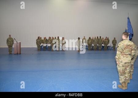 Us-Soldaten zu Charlie Company, die alliierten Streitkräfte im Norden Bataillon, United States Army NATO-Brigade Verhalten eine Änderung des Befehls Zeremonie am Turm Kasernen, Grafenwöhr, Deutschland, 3. Mai 2017 zugeordnet. Stockfoto