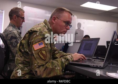 Louisiana National Guard Sgt. 1. Klasse Jason Allen des Staates die Defensive Cyber Operations Element, ein Bewohner von Pineville, nimmt an einem Cyber-angriff Simulation während Cyber Schild 17, Mai 1, 2017. Etwa 20 Louisiana Soldaten und Piloten ein Training mit 850 anderen Gardisten aus über 42 Staaten und Territorien sowie das FBI, Ministerium für Heimatschutz und mehr als 30 Nicht-staatliche Einrichtungen einschließlich Entergy, Lockheed Martin, Monsanto und der Louisiana State University. Stockfoto