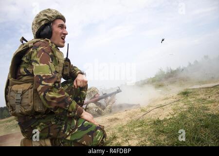 Ein Yavoriv GÜZ-Trainer ruft den Befehl zum schießen einem ukrainischen Soldaten mit dem 1. Airmobile Bataillon, 79. luftbewegliche Brigade während RPG-Qualifikation am Yavoriv CTC International Peacekeeping und Security Center in der Nähe von Yavoriv, Ukraine, am 4. Mai.    CTC-Trainer, eine Partnerschaft mit Soldaten der US Army 45. Infantry Brigade Combat Team, sind Truppen von der ukrainischen Armee 1. Airmobile Bataillon, 79. Air Assault Brigade Lehren, während das Bataillon Drehung an der CTC RPGs beschäftigen. 45. IBCT ist als Teil der gemeinsamen multinationalen Trainin bereitgestellt. Stockfoto