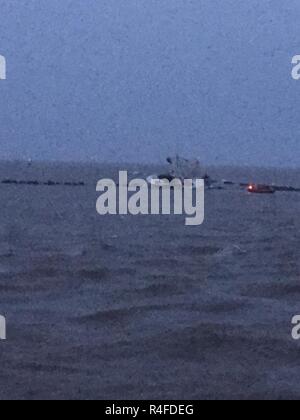 Die Küstenwache gerettet zwei Personen an Bord eines Schiffes nehmen auf Wasser in der Nähe von Venedig, Louisiana, 4. Mai 2017. Ein Coast Guard Station Venedig 45-Fuß-Antwort Boat-Medium boatcrew und die Coast Guard Cutter Tordalk Crew wieder Menschen und übertragen die Überlebenden in Gulfport, Mississippi. Stockfoto