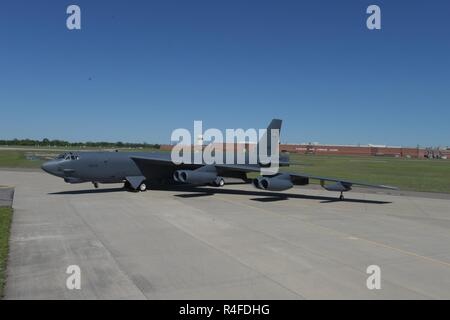 Boeing B-52 H, 60-0005, posiert vor der Oklahoma City Air Logistics komplexe Gebäude. 3001 folgende Generalüberholung am 1. Mai 2017, Tinker Air Force Base, Oklahoma. OC-ALC ist verantwortlich für das Depot Instandhaltung der B-52-Flotte mit einem großen Teil der Arbeit, die in der Gebäude hinter dargestellt. Stockfoto