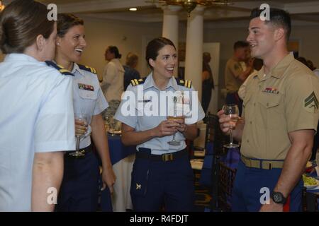 FORT LAUDERDALE, Fla-- Service für Mitglieder zusammen für ein Gruß versammelt, um Frauen im Militär Veranstaltung im Lauderdale Yacht Club in Fort Lauderdale, Fla., am 4. Mai 2017. Die Veranstaltung war Teil der 27. jährlichen Flotte Woche Port Everglades und wurde von der Marine Solutions Inc. Vice Admiral Jan Tighe, stellvertretender Leiter der Naval opertions für Informationen Kriegsführung und Direktor der Naval Intelligence Auf der Veranstaltung sprachen gefördert. Stockfoto