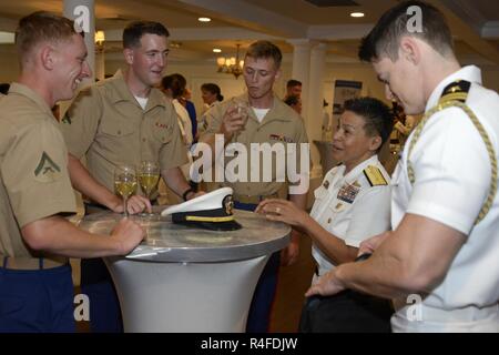 FORT LAUDERDALE, Fla - Konteradmiral Babette Bolivar spricht mit Marines während ein Gruß an Frauen im Militär Veranstaltung im Lauderdale Yacht Club in Fort Lauderdale, Fla., am 4. Mai 2017. Die Veranstaltung war Teil der 27. jährlichen Flotte Woche Port Everglades und wurde von der Marine Solutions Inc. Vice Admiral Jan Tighe, stellvertretender Leiter der Naval opertions für Informationen Kriegsführung und Direktor der Naval Intelligence Auf der Veranstaltung sprachen gefördert. Bolivar ist der Befehlshaber der Marine Region Südost. Stockfoto