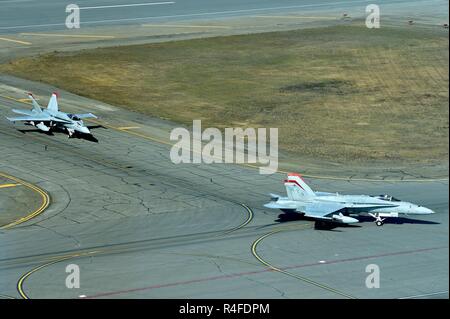 Zwei US Marine Corps FA-18C Hornet Flugzeug Taxi nach der Landung an der Vorstartlinie bei Joint Base Elmendorf-Richardson, Alaska, während der Übung nördlichen Rand 17, 3. Mai 2017. Nördlichen Rand ist Alaska's Premier gemeinsame Ausbildung Übung darauf ausgerichtet, den Betrieb, Techniken und Verfahren sowie zur Praxis wie Interoperabilität zwischen den Diensten zu verbessern. Tausende von Teilnehmern aus allen Diensten - Flieger, Soldaten, Seemänner, Marinesoldaten und Küstenwache aus dem aktiven Dienst, Reserve und der National Guard Einheiten - beteiligt sind. Stockfoto